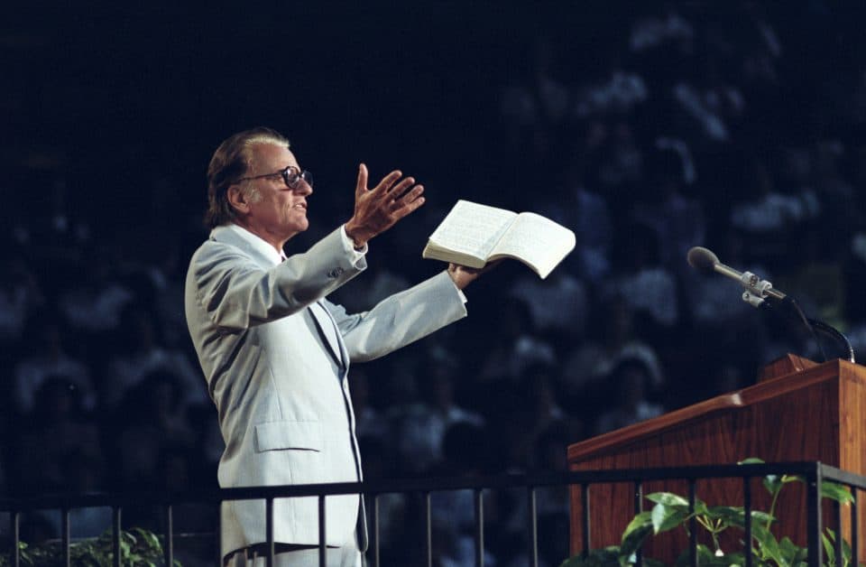 Billy Graham prêchant la Bonne nouvelle pendant ses événements évangélistiques.