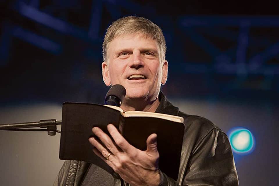 Franklin Graham, le fils ainé de Billy Graham, partage l’évangile au Festival de l’espoir.