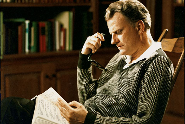 Billy Graham en train d’étudier la Bible.